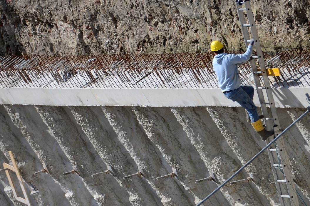 Bauarbeiter auf einer Baustelle in Österreich, Europa - Construction workers on a construction site in Austria, Europe